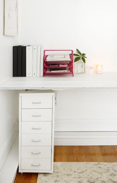 Pink and gold home office workspace  /// By Design Fixation