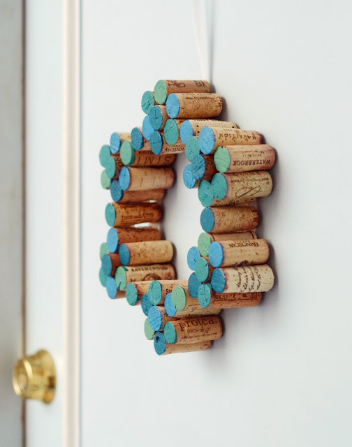 Easy DIY Painted Cork Wreath /// By Design Fixation