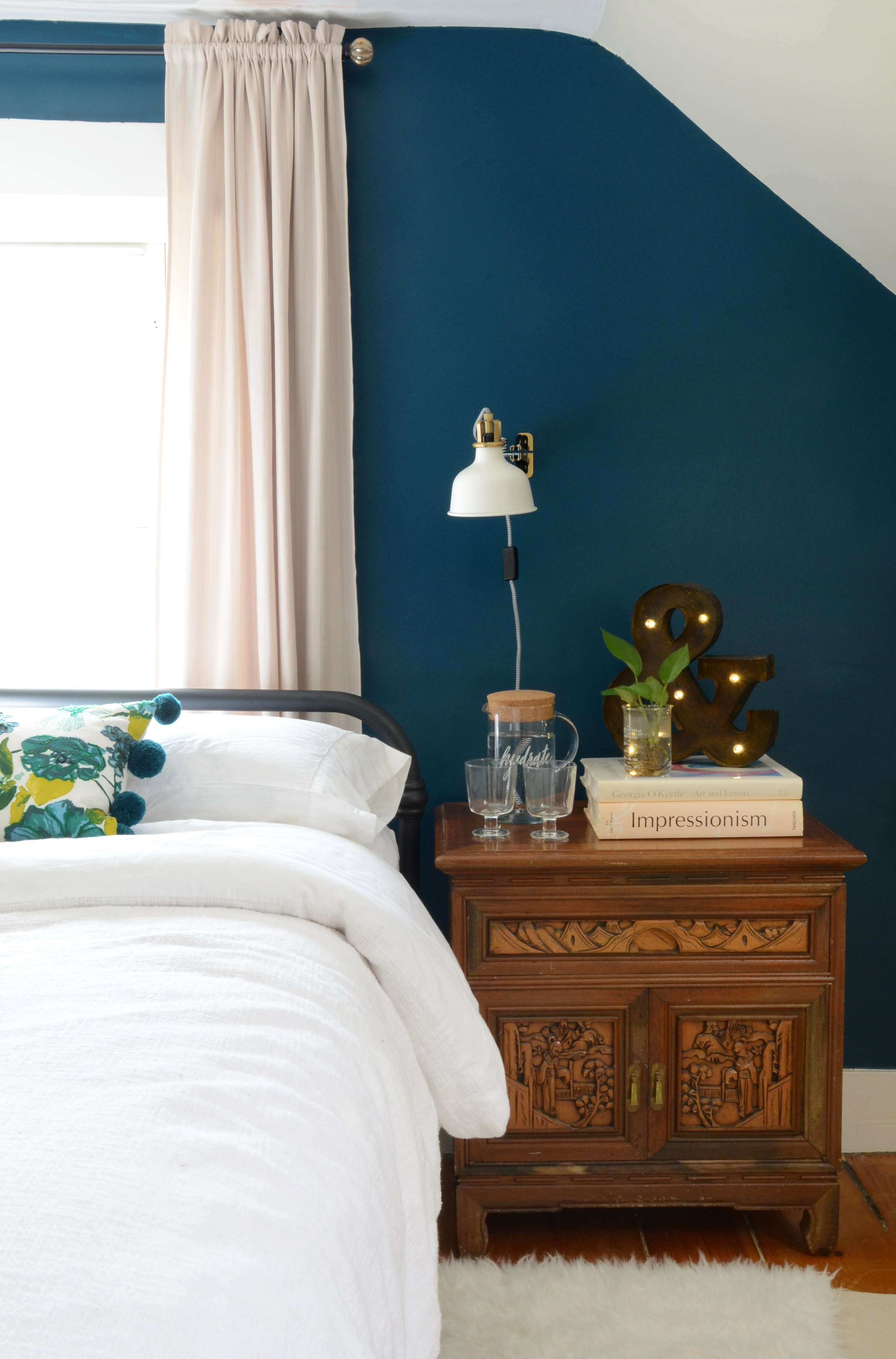 One Room Challenge: Turquoise Blue and White Guest Bedroom Makeover Reveal /// By Design Fixation