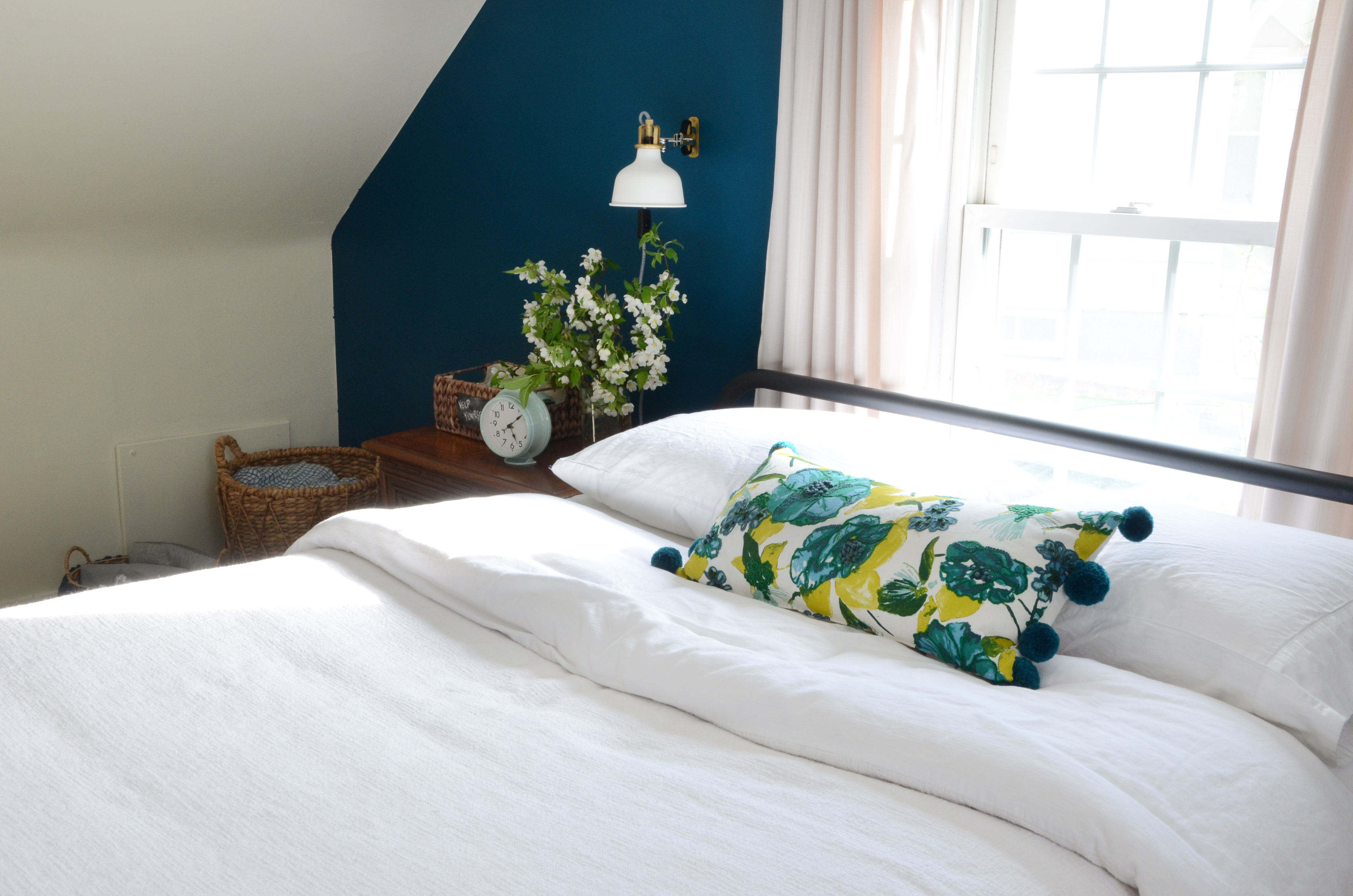One Room Challenge: Turquoise Blue and White Guest Bedroom Makeover Reveal /// By Design Fixation