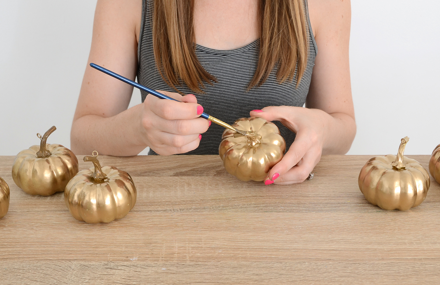 Glam Gold DIY Fall Pumpkin Garland /// By Design Fixation #fall #diy #pumpkin