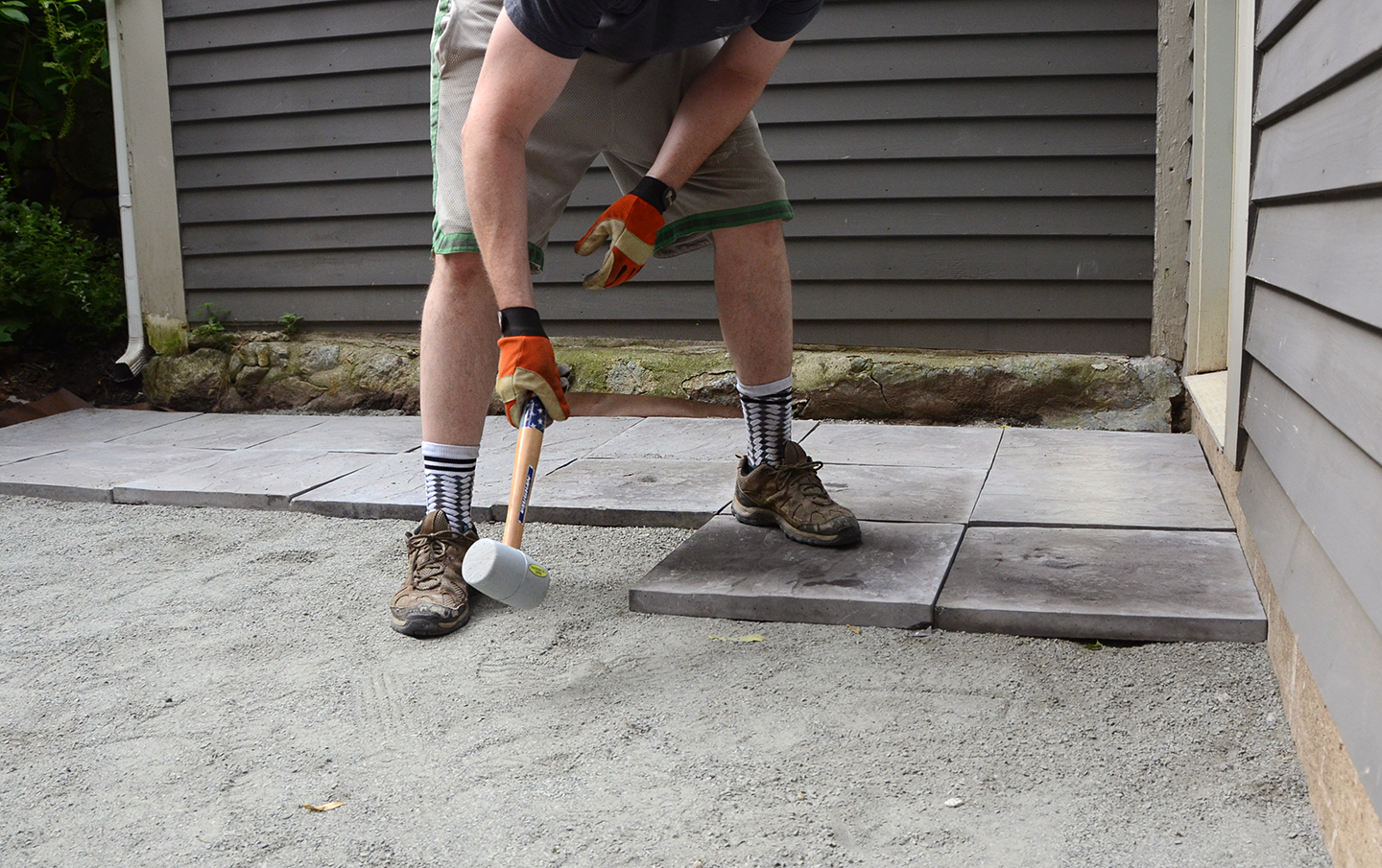 How To Build A Patio: A DIY Stone Paver Patio Tutorial /// By Design Fixation #backyard #diy #patio
