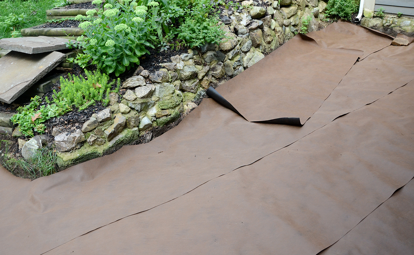 How To Build A Patio: A DIY Stone Paver Patio Tutorial /// By Design Fixation #backyard #diy #patio