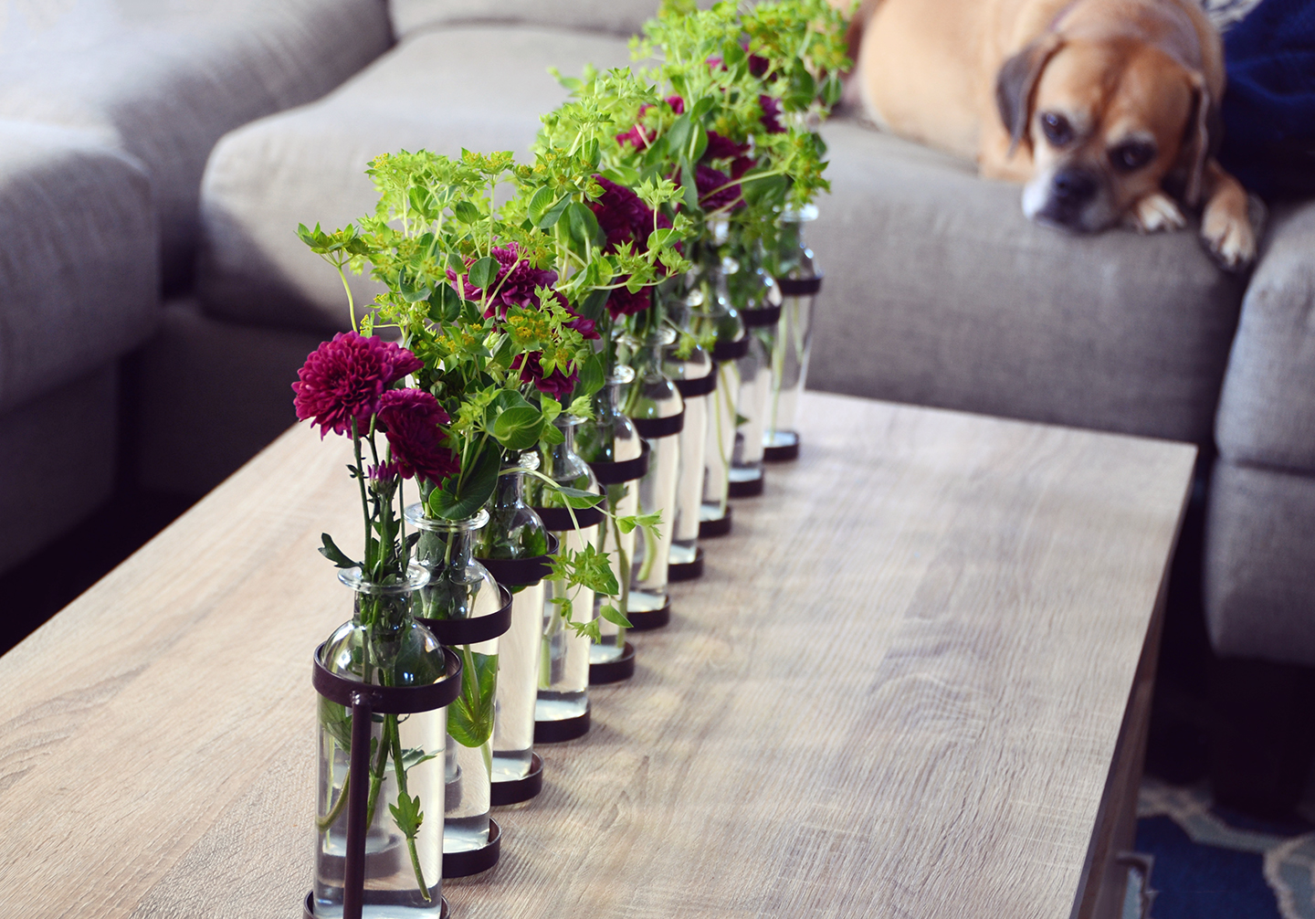How To Make a Beautiful Centerpiece With Grocery Store Flowers /// By Design Fixation #entertaining #floral #affordable