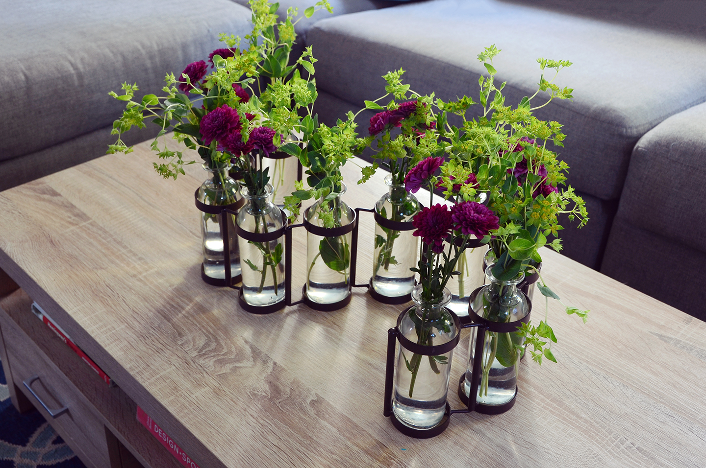How To Make a Beautiful Centerpiece With Grocery Store Flowers /// By Design Fixation #entertaining #floral #affordable