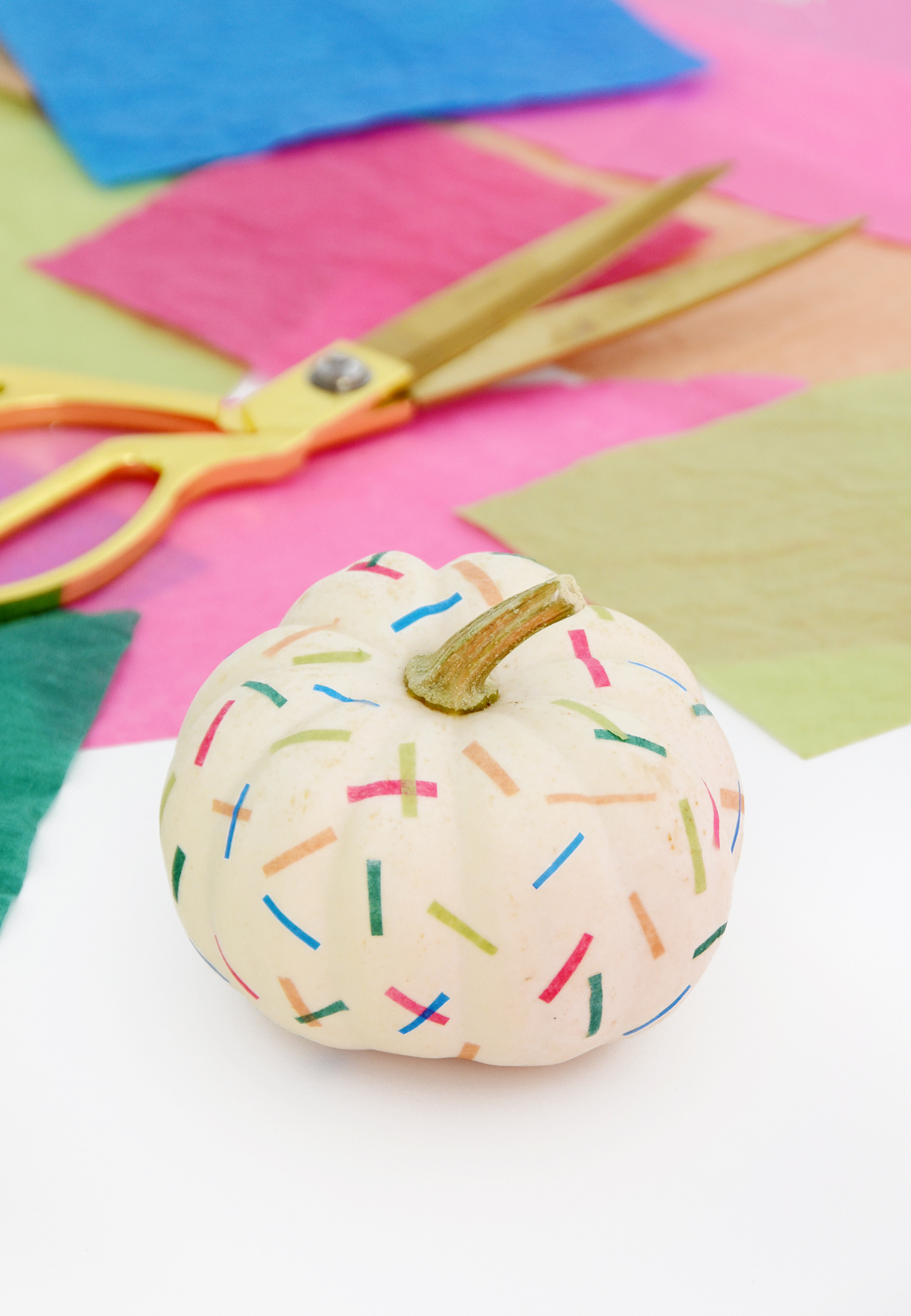 Trendy Pumpkins Challenge: DIY Rainbow Confetti Pumpkin /// By Design Fixation #fall #color #diy