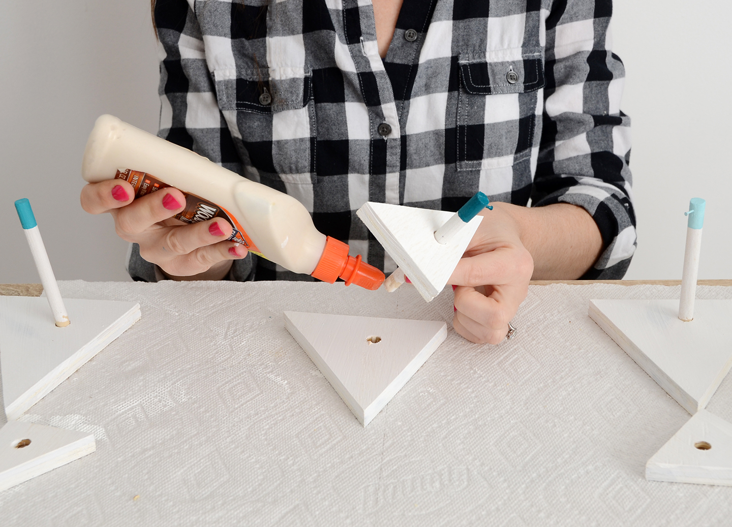 Make It Challenge: Triangular Wood DIY Wall Hooks /// By Design Fixation #makeitchallenge #wood #DIY