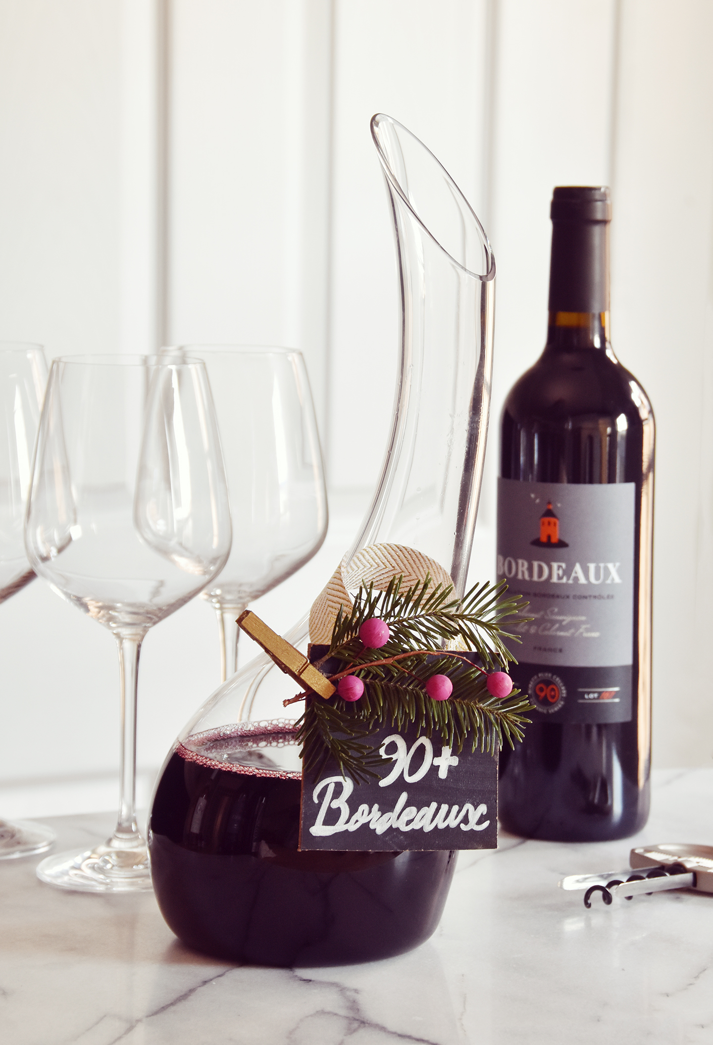 Easy Gift Idea: DIY Wine Decanter Sign /// By Design Fixation #wine #diy #gift