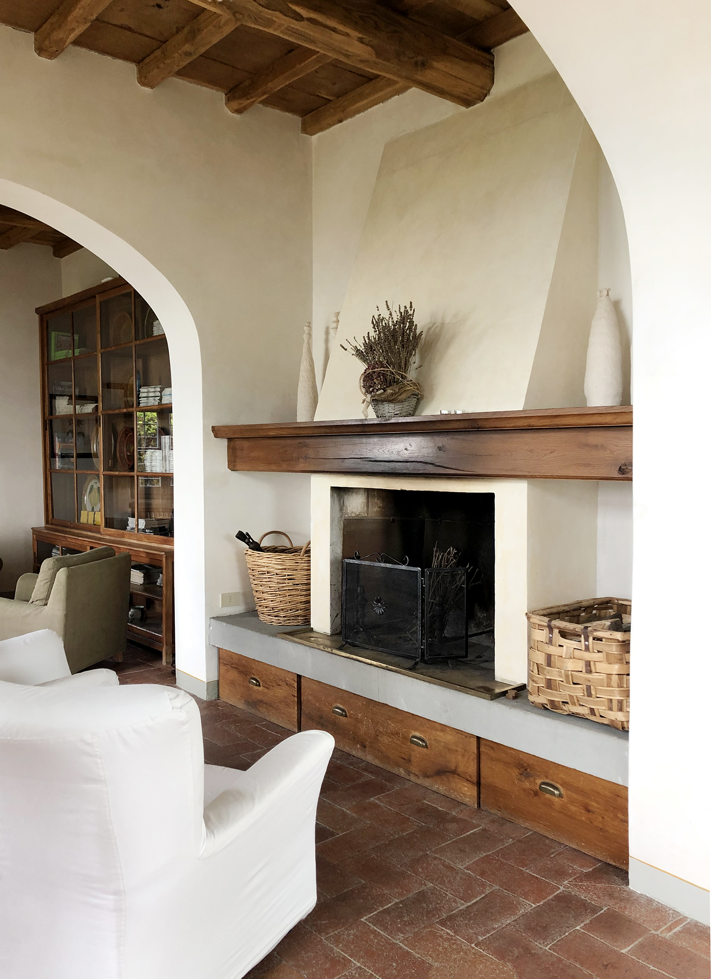 Step inside the Airbnb of your dreams! Inspiring Neutral Decor In The Mountains of Tuscany /// By Design Fixation #italy #neutral #decor
