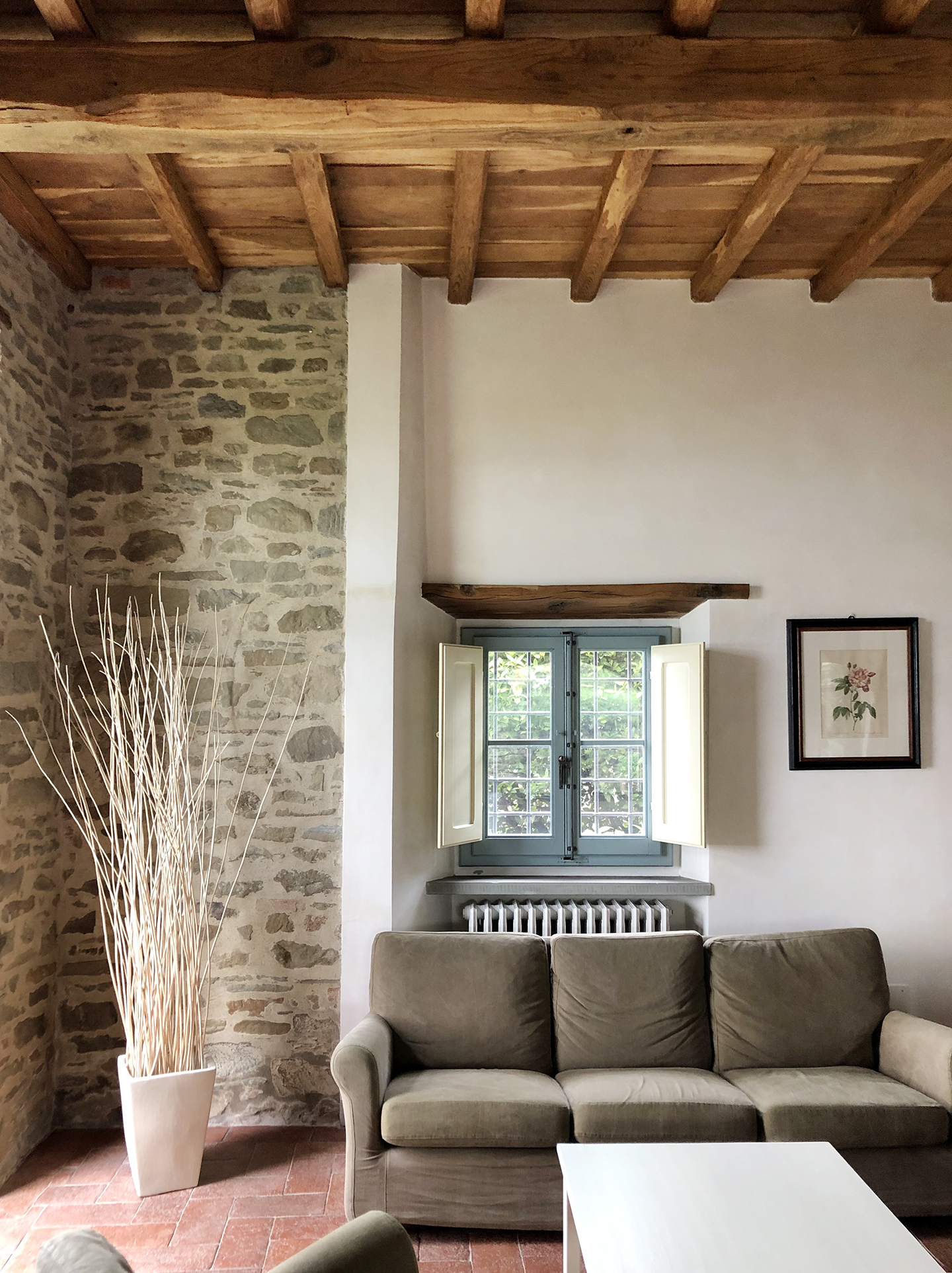 Step inside the Airbnb of your dreams! Inspiring Neutral Decor In The Mountains of Tuscany /// By Design Fixation #italy #neutral #decor