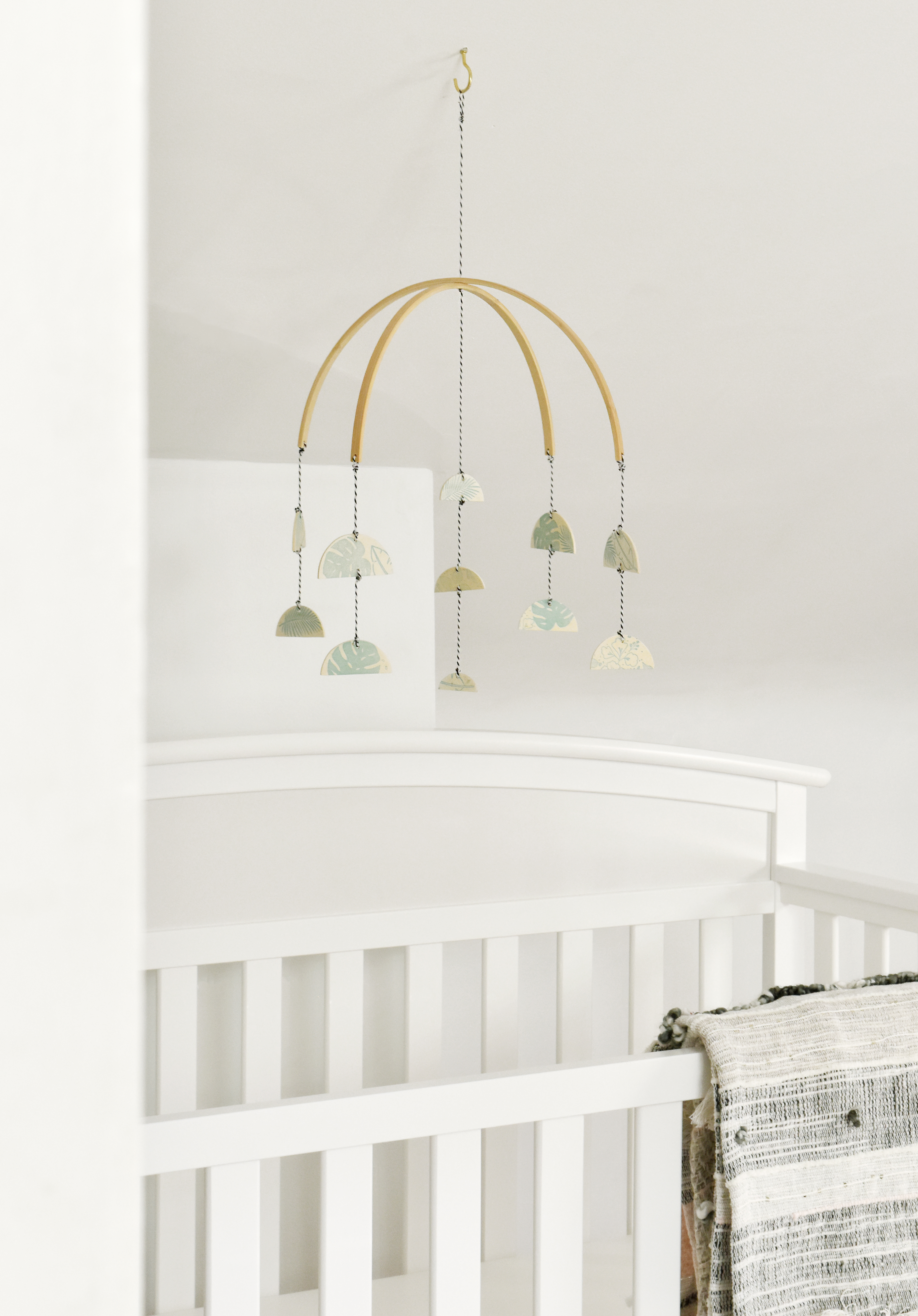 The Modern Mom: How To Make A Mobile For Your Nursery /// By Design Fixation #diy #mobile #baby