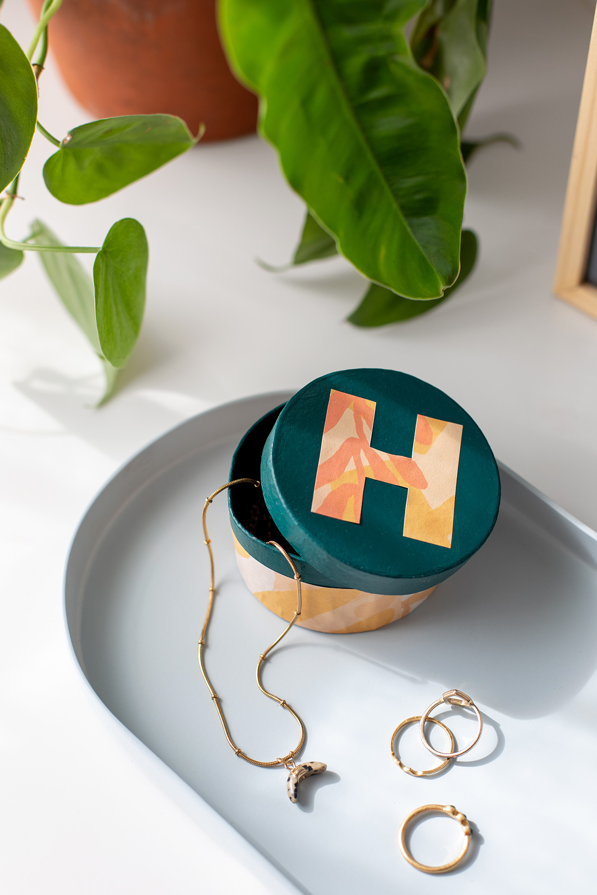 DIY Tropical Monogram Trinket Box /// By ctrl + curate for Design Fixation #diy #craft #letter #gift 