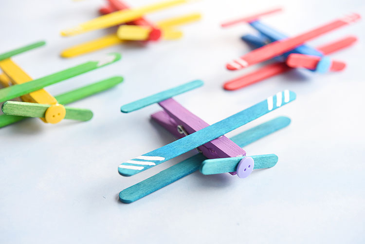 Popsicle Stick Airplanes! 10 Creative Kids Crafts Using Things You Already Have /// By Faith Provencher of Design Fixation #easy #kid #craft #ideas