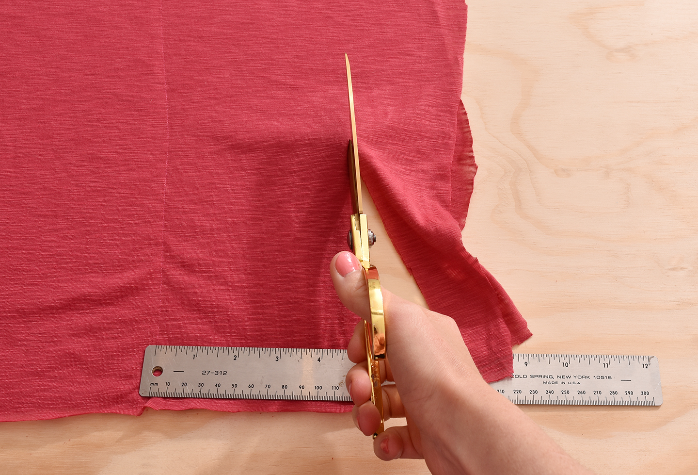 DIY Shirt: 5 Minute Summer Sewing Tutorial /// By Design Fixation #diy_shirt #sewing #tutorial 