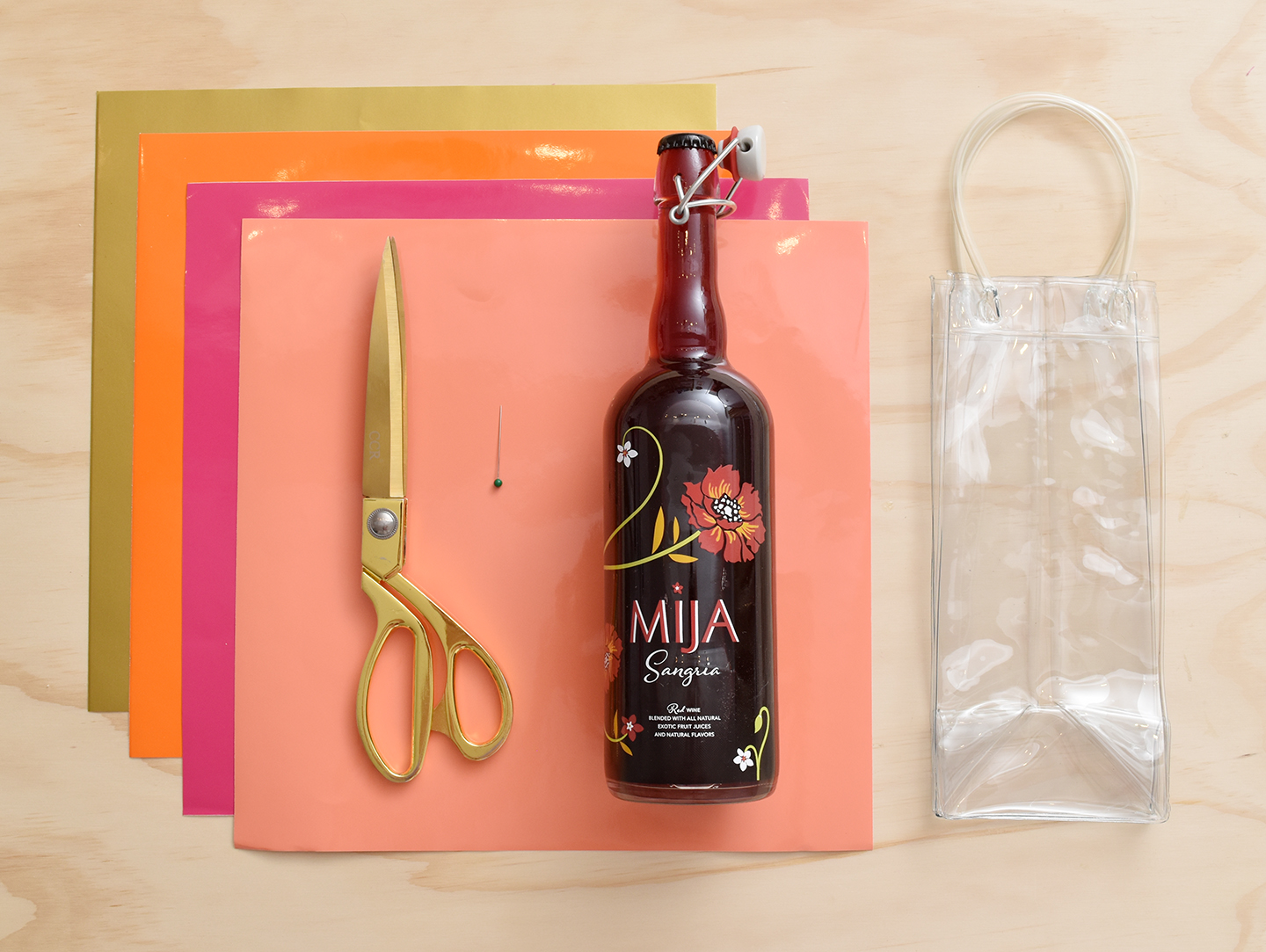 DIY Wine Bag: Chill Your Wine In Style! /// By Faith Provencher of Design Fixation with 90+ Cellars #diy #wine #bag #chiller #vinyl #plastic #gift