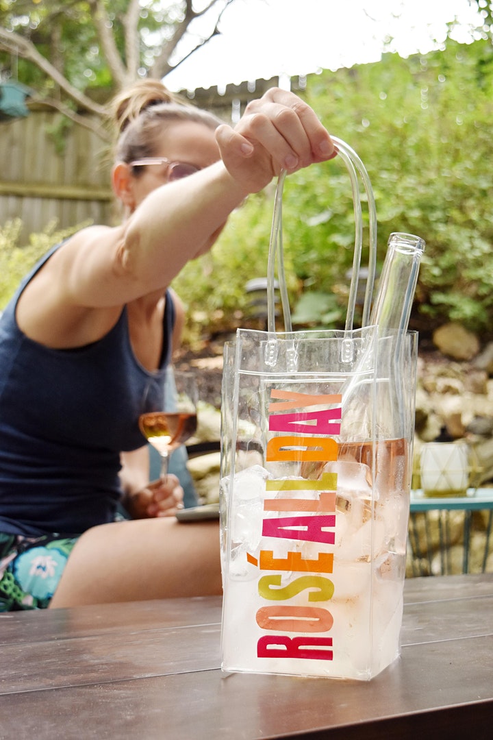 Crafty Hour: Learn To Make A DIY Personalized Wine Chiller Bag! /// By Design Fixation #class #diy #wine