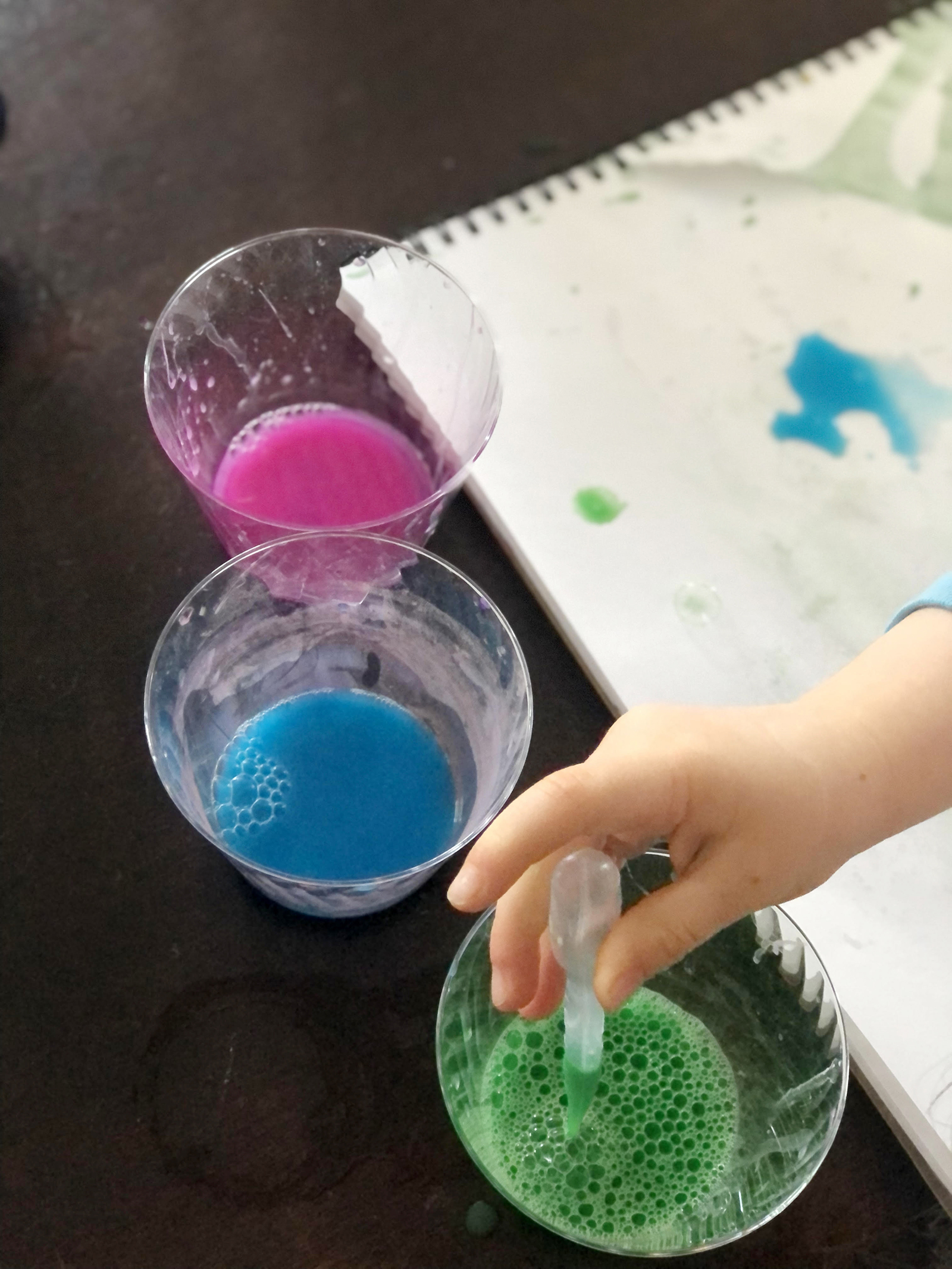 Easy Indoor Toddler Activities /// By Design Fixation #crafts #projects #kids #ideas