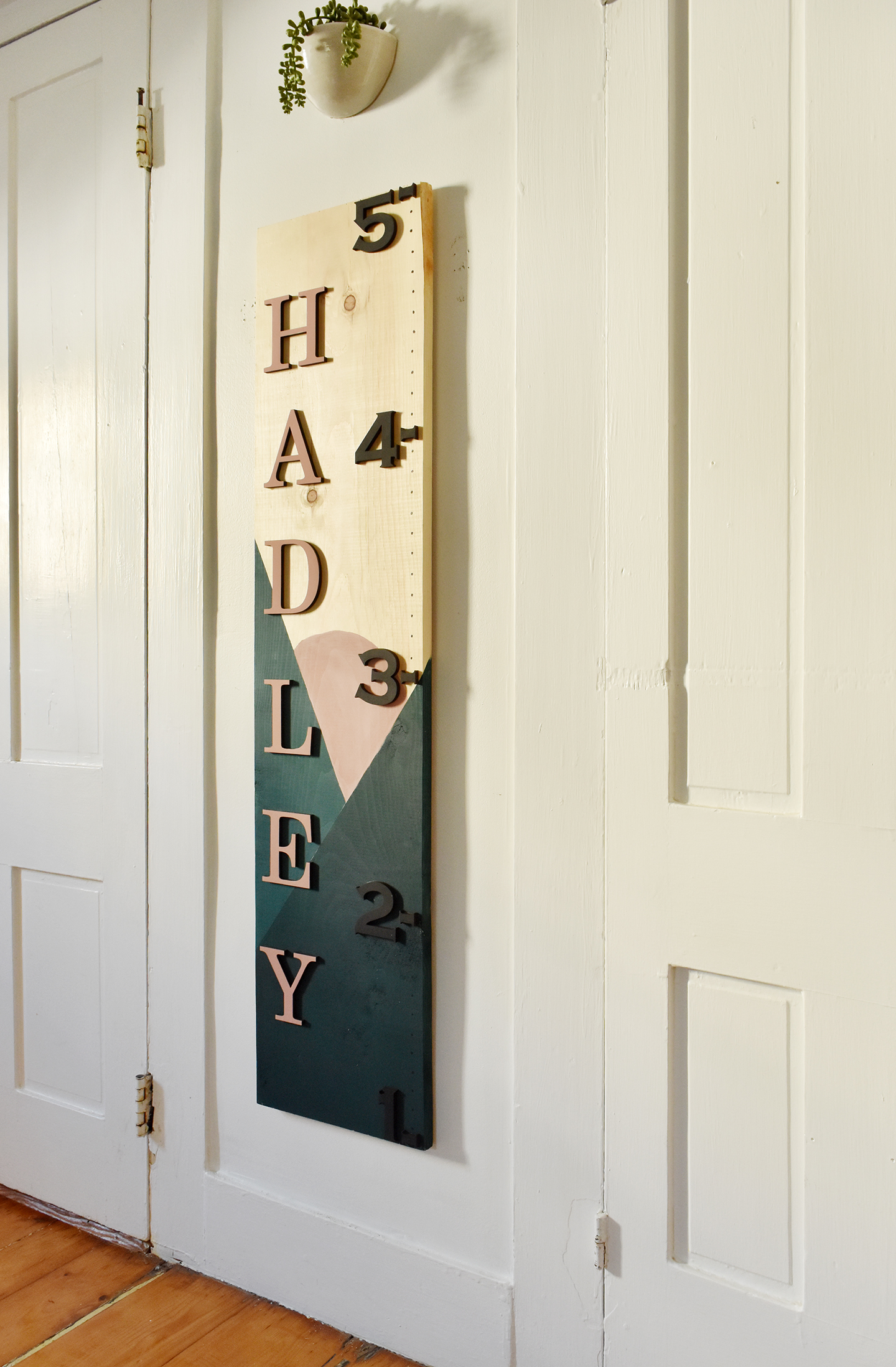 Easy DIY Wooden Height Chart /// By Design Fixation #height #chart #growth #diy #wood